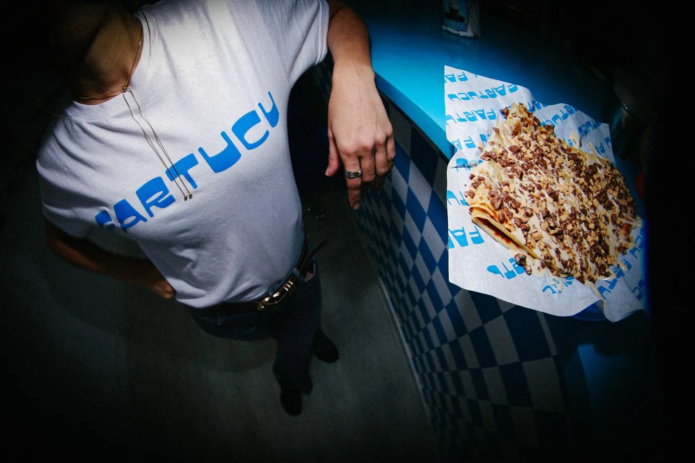 Camiseta del equipo de Fartucu junto a un crepe en el mostrador