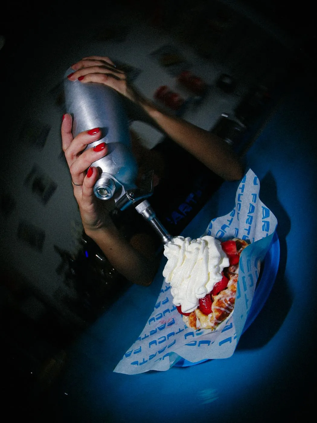 Gofre con fresas y nata montada en el momento