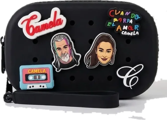 Cartera con charms de Camela
